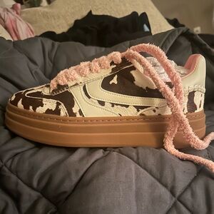 Steve Madden Fuzzy Multicolor Cow Print Sneakers – Pink Laces – Size 8 – NIB🐮🐄
